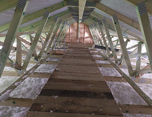 Zateplení stropu novostavby bungalovu pomocí foukané izolace